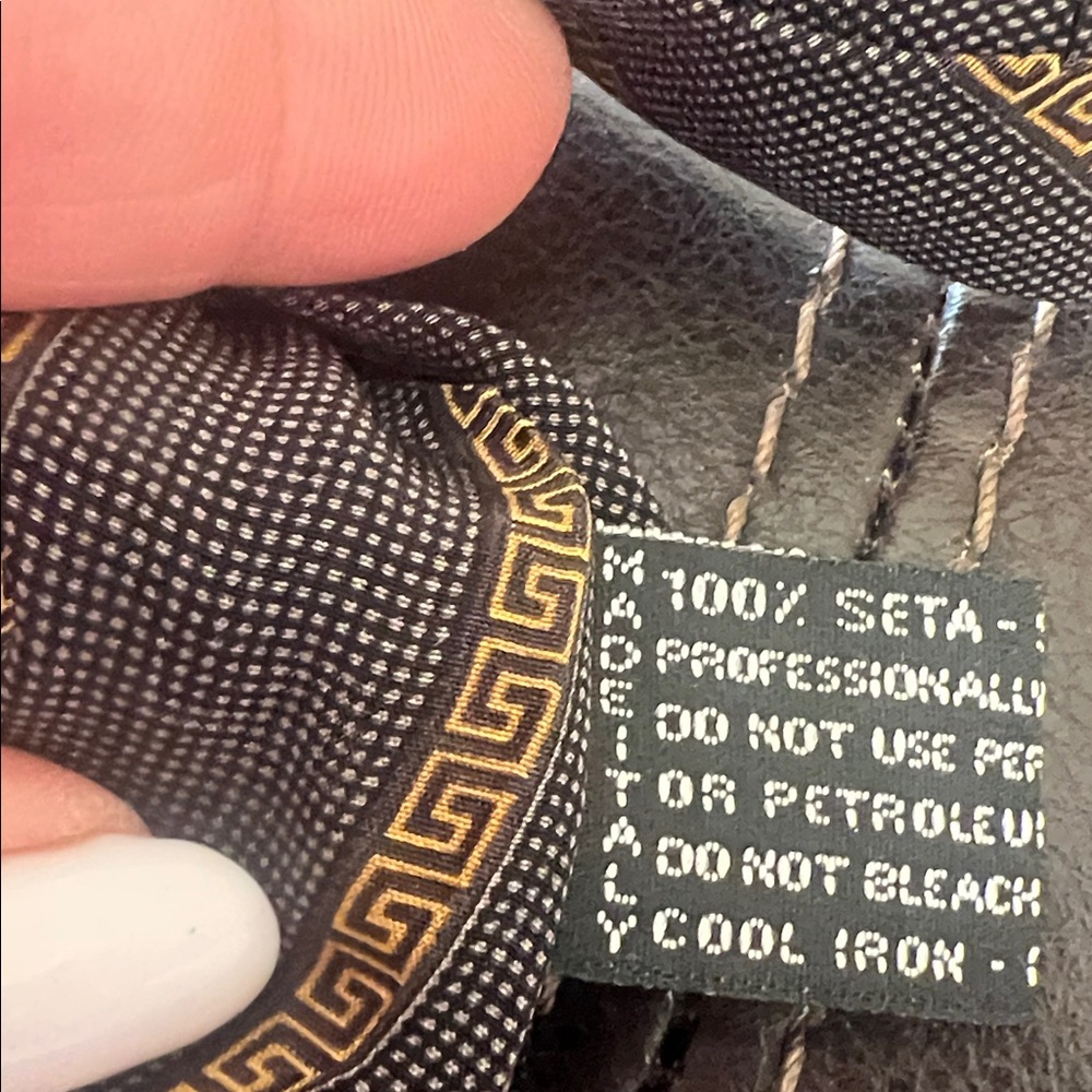 Versace Elegant Black and Gold Patterned Tie Made in Italy - Picture 4 of 5